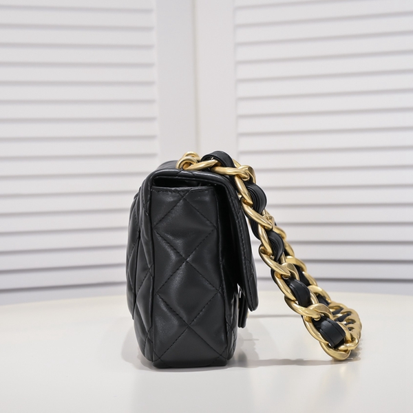 シャネルバッグ背面デザイン